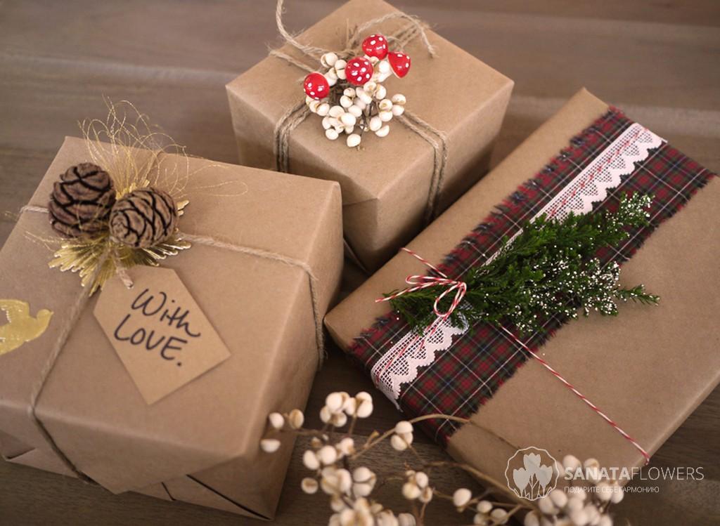 В каких магазинах упаковывают подарки. Подарки и упаковка. Украшение коробки для подарка. Стильная упаковка подарков. Упаковка новогодних подарков.