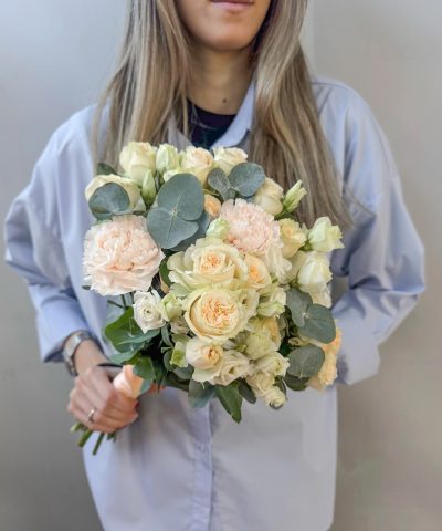 Свадебный букет из кустовой розы и эустомы🧡