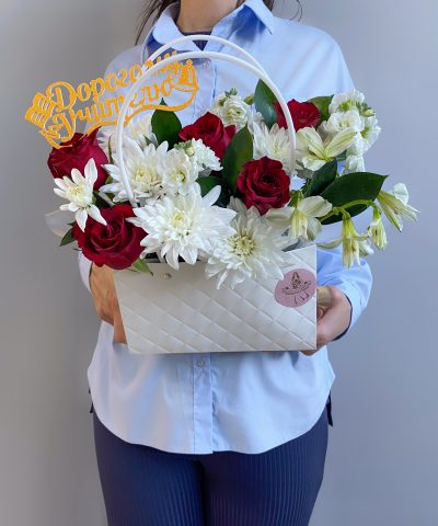 Композиция в сумочке к 1 сентября с красными розами