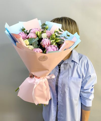Букет из пионов и эустом