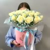 Композиция в шляпной коробке из роз и гипсофилы