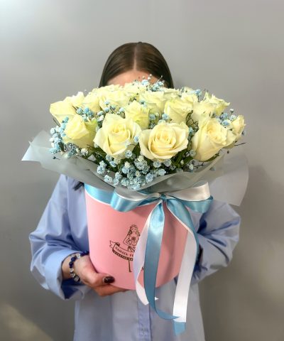 Композиция в шляпной коробке из роз и гипсофилы