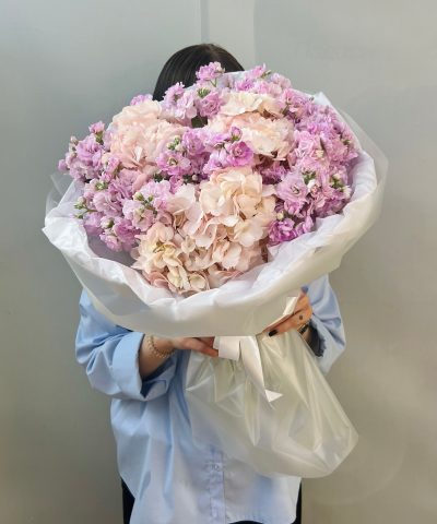 Букет из гортензий и маттиол