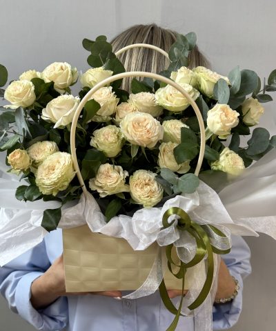 Кремовая сумочка из кустовых роз 🧁