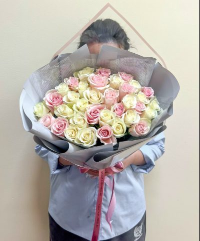 35 бело-розовых роз 40 см