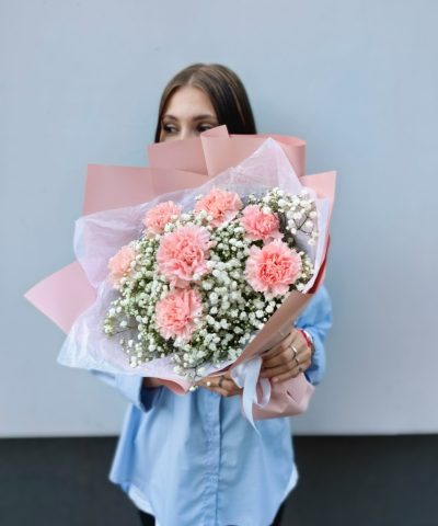 Букет-комплимент из гипсофилы и диантусов