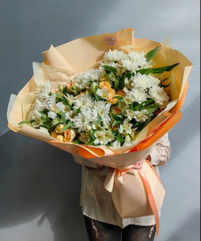 Сборный букет с хризантемами, альстромериями и кустовыми розами