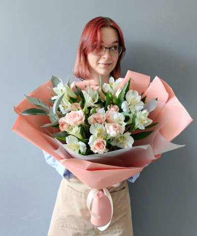 Букет с кустовой розой и альстромерией