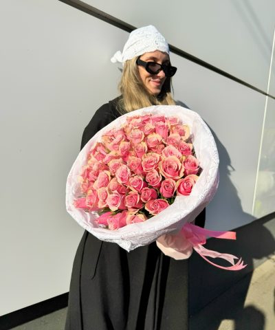 Букет из 51 розовой розы в белом кружеве 💖