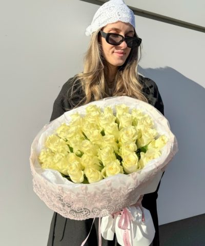 Букет из 35 белых роз в розовом кружеве 💖